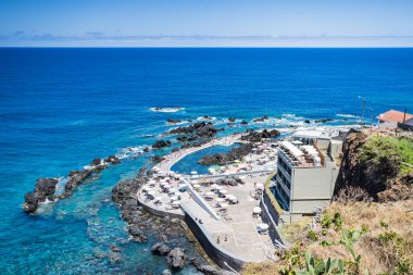 Portekiz, Madeira 'nın kuzeyinde Porto Moniz' deki doğal kaya havuzlarının keyfini çıkaran insanları 1 Ağustos 2024 'te resmediyordu..