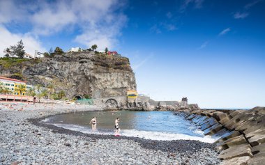 İnsanlar 1 Ağustos 2024 'te Ponta do Sol, Madeira' da öğleden sonra güneşinin tadını çıkarıyorlar. Bu köy adanın en güneşli yeri olarak bilinir..