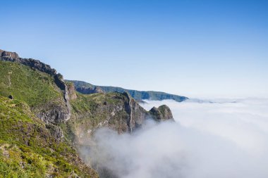 Bulutlar toplanmaya başlar ve Madeira 'nın en yüksek noktalarından biri olan Pico do Areeiro' ya tırmanır..