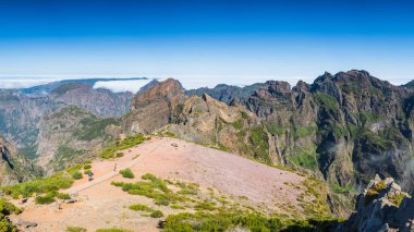 Pico do Areeiro 'dan, Portekiz' in Madeira Adası 'ndaki en yüksek doruk noktası Pico do Areeiro' ya uzanan bir pistin çoklu görüntüsü..