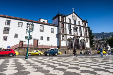 Igreja do Colegio, güzel Chafariz da Praca do Municipio 'nun önünde, 6 Ağustos 2024' te Madeira 'nın Funchal şehrinin kalbinde asfalt bir meydan olarak resmedildi..