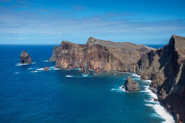 Madeira 'nın sonu Ponta do Rosto' dan doğuya bakıyor..