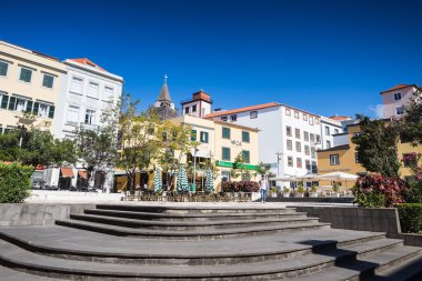 Funchal 'ın Madeira' daki eski kasabasının göbeğindeki Rua do Sabao Meydanı 'na giden kıvrımlı adımlar 6 Ağustos 2024' te görüldü..