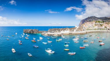 8 Ağustos 2024 'te Madeira' nın güney kıyısındaki Camara de Lobos körfezinde görülen geleneksel ve güzel balıkçı teknelerinin çoklu görüntüsü..