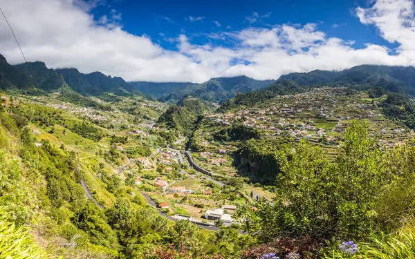 Portekiz, Madeira 'nın kuzeyindeki yeşil dağlardan oluşan derin bir vadide Sao Vicente' nin çok görüntülü bir manzarası vardı..