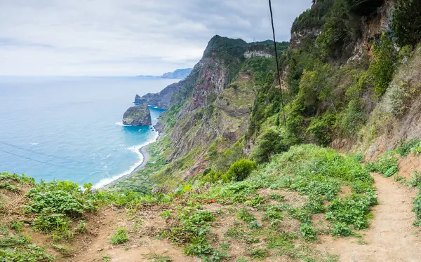 Madeira 'nın kuzey sahilinin çok katlı bir manzarası Rocha do Navio bakış açısının üzerinde görünüyor..