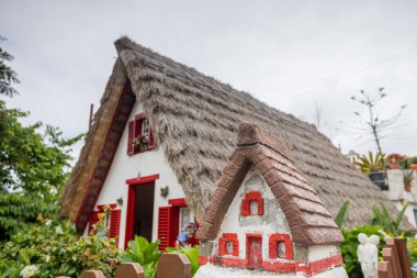 5 Ağustos 2024 'te Santana, Madeira' da sazdan yapılmış çatısı olan tipik bir ev..