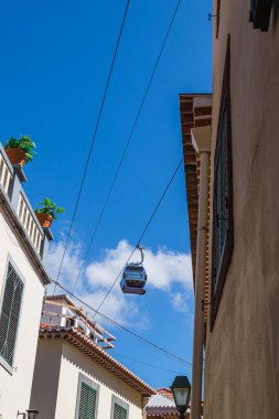 Bir teleferik, Madeiran başkenti ile Monte arasında dar bir Funchal caddesinin üzerinden geçiyor..