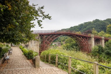 Ironbridge, Shropshire 'daki Seven Nehri' ne yayılan Demir Köprü 'ye giden yol, 7 Eylül 2024' te resmedildi..