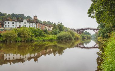 Demir Köprü 'nün Ironbridge, Shropshire' daki Seven Nehri 'ni kaplayan çoklu görüntüsü nehir kenarı boyunca görülüyor..