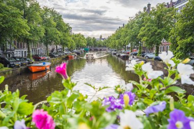 26 Mayıs 2024 'te Hollanda, Amsterdam' daki Keizersgracht kanalında bir tekne kameraya doğru yol alır..