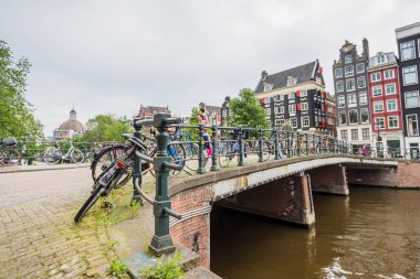 Amsterdam 'ın göbeğindeki Singel Kanalı' ndan geçen bir köprü hattı, Hollanda 'da 26 Mayıs 2024' te resmedilen.