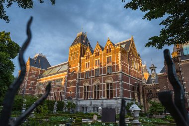 27 Mayıs 2024 'te Hollanda, Amsterdam Müzesi Mahallesi' nde hava kararmadan önce turistlerden arınmış Rijksmuseum bahçeleri.