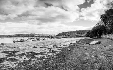 Conwy 'deki kıyı şeridinin Kuzey Galler kıyı şeridinde alçak gelgitte çoklu görüntüsü..