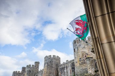 Kuzey Galler 'deki Conwy Kalesi' nin önünde renkli Galler bayrağı dalgalanıyor..