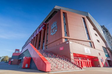Merdivenler ve korkuluklar 27 Ekim 2024 'te Liverpool FC' nin evi olan Anfield 'daki ana standın girişlerine açılıyor..