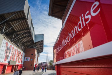 Kop 'un 27 Ekim 2024' te Liverpool 'daki Anfield Stadyumu' ndaki bir gişedeki yansımaları.