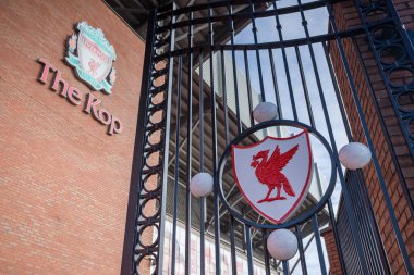 27 Ekim 2024 'te Liverpool' da Liverpool 'da çekilen Anfield Stadyumu' nun dev Kop standının altında görülen Paisley Kapısı 'nda karaciğer kuşunun yakın çekimi..