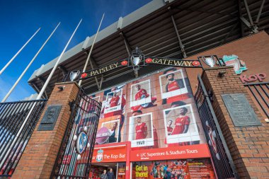 Anfield 'daki Paisley Kapısı' na bakıyorum. Eski müdürünü onurlandırıyor. 27 Ekim 2024 'te Liverpool' da mavi gökyüzünün altında çekilmiştir..