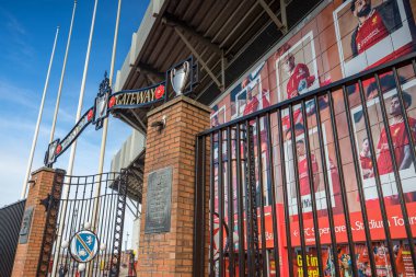 Anfield 'daki Paisley Kapısı' na bakıyorum. Eski müdürünü onurlandırıyor. 27 Ekim 2024 'te Liverpool' da mavi gökyüzünün altında çekilmiştir..