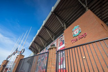 27 Ekim 2024 tarihinde Paisley Kapısı üzerinde kule gibi yükselen Liverpool 'daki Anfield Stadyumu' ndaki Kop standına bakıyorum..