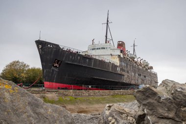 30 Ekim 2024 'te Galler' deki Holywell 'de görülen Lancaster Dükü gemisine bakıyorum..