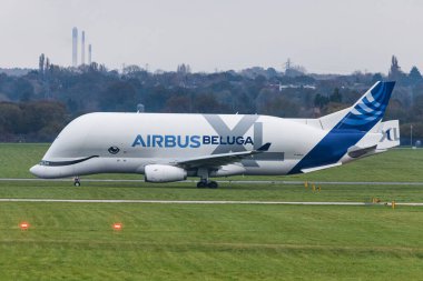 30 Ekim 2024 'te Chester yakınlarındaki Hawarden Havaalanı' ndan kalkmadan önce Airbus BelugaXL A330-743L 'ye yaklaşın..