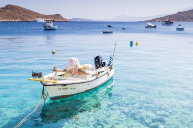 Yunanistan 'ın Chalki Adası etrafındaki turkuaz sularda 17 Nisan 2025' te çeşitli renkli balıkçı tekneleri çekildi..