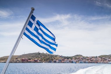 Yunanistan 'ın Chalki Adası önünde bir Yunan bayrağının yakın çekimi.