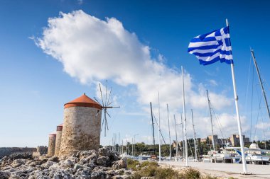 Yunanistan 'ın Rodos kentinde 7 Nisan 2025' te Mandraki Habour boyunca rüzgarda dalgalanan Yunan bayrakları.