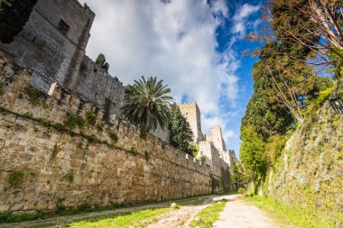 7 Nisan 2025 'te Yunanistan' ın Rodos Şovalyeleri Büyük Üstadının sarayının etrafındaki derin hendekte görüldü..