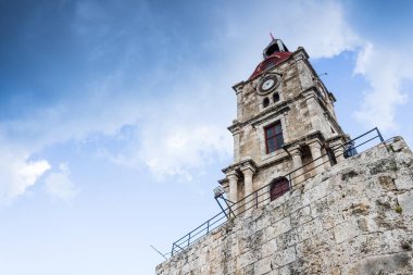 Yunanistan 'ın Rodos Eski Kasabası' nın merkezindeki Ortaçağ Saat Kulesi 'ne bakıyorum..