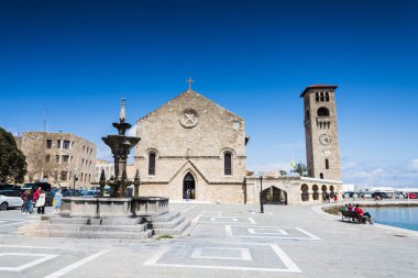 7 Nisan 2025 'te Yunanistan' ın Rodos kentindeki limanın yanında düzenlenen Theotokos Annunciation Kilisesi resmi.