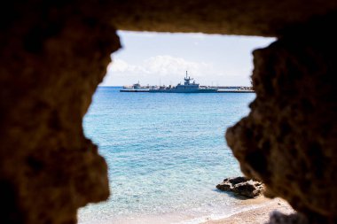 Yunanistan 'ın Rodos kentinde 7 Nisan 2025' te limanda çekilmiş bir çift Yunan donanma gemisi.