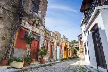 Rodos 'un renkli arka sokaklarında renkli kapılar, kaldırımlı caddeler ve saksı bitkilerinden oluşan eski bir kasaba..