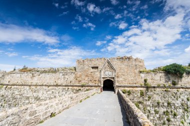 Azize John 'un Geçidi, eski Rodos kasabasının birçok girişinden birini işaret ediyor..