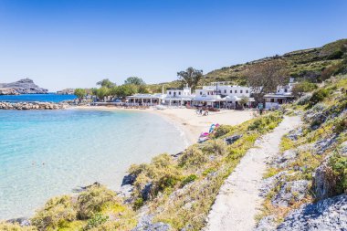 Lindos, Rhodes 'daki körfezde görülen Pallas plajına bakın..