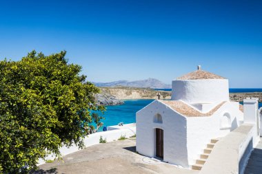 Agios Pavlos Şapeli, 10 Nisan 2025 'te Rodos, Lindos körfezinin yukarısında görüldü..