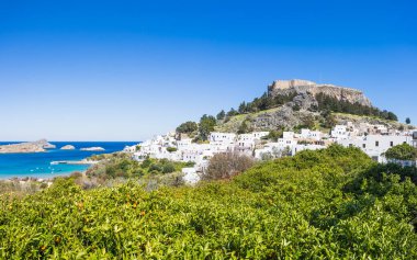 Lindos Akropolis 'in beyazların üzerinde, Lindos, Rhodes köyüne doluşmuş çoklu görüntü panoraması..