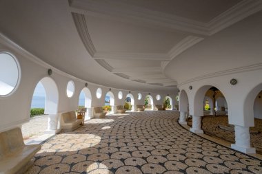 Yunanistan 'ın Rodos kentindeki Kallithea Springs' in Art Deco mimarisi, 11 Nisan 2025 'te görülen yinelenen daire ve kemerlerden oluşmuştur..