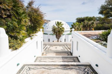 Yunanistan 'ın Rodos kentinin doğu kıyısındaki Kallithea Springs plajının yanındaki büyük Rotunda şehrine doğru bakarken, 11 Nisan 2025' te.