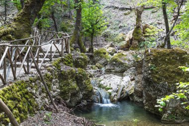 Yunanistan 'ın Rodos kentindeki Kelebekler Vadisi' nde kayaların üzerinden akan su.