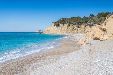 Yunanistan 'ın Rodos Adası' nın güneyindeki Fourni Sahili 'nin çakıl taşlarına vuran dalgalar.