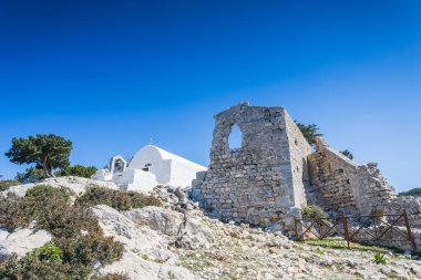 Yunanistan 'ın Rodos Adası' nın güneyindeki küçük bir kilisenin yanındaki Monolithos Şatosu harabeleri.