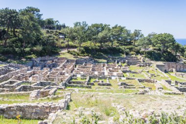 MÖ 408 'de kurulduğu zaman en güçlü Rodos şehirlerinden biri olan Antik Kameiros' un kalıntılarına bakarak, 13 Nisan 2025 'te Yunanistan' ın Rodos kentinde görüldü..