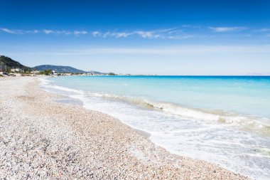 Yunanistan 'ın Rodos kentindeki Ixia sahilinin çakıl taşlarına dalgalar vuruyor.