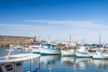 Mavi ve beyaz balıkçı tekneleri 14 Nisan 2025 'te Yunanistan' ın Rodos limanında görüldü.