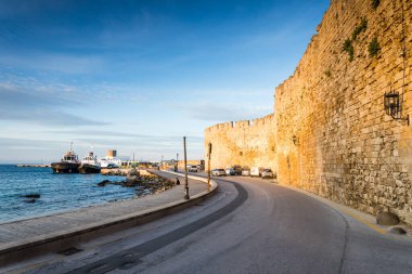 Güneş, ortaçağ Rodos 'unun Sachtouri Sahili' nin yanındaki duvarlarına altın bir ışık tutuyor..