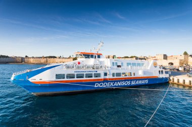 Rodos Limanı 'ndaki Dodekanisos Ekspresi, 15 Nisan 2025' in başlarında Yunanistan 'ın Rodos Adası' ndaki mavi gökyüzünün altında görüldü..