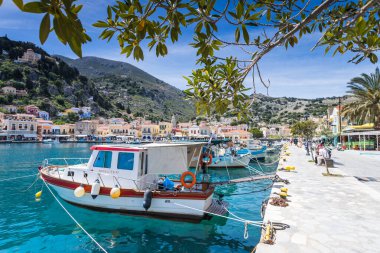 Suriye 'nin ana kentinde 15 Nisan 2025' te Yunanistan 'ın Surmi kentinde çeşitli renkli tekneler görüldü..